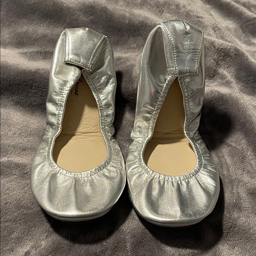 The Storehouse Flats. Silver. Size 9
